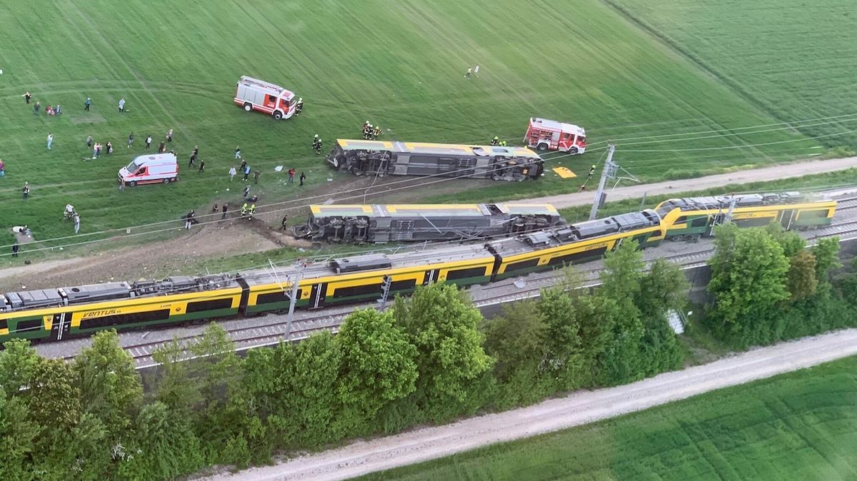 Vykolejený vlak v Rakousku: Vagony se převrátily, jeden mrtvý a 13 zraněných